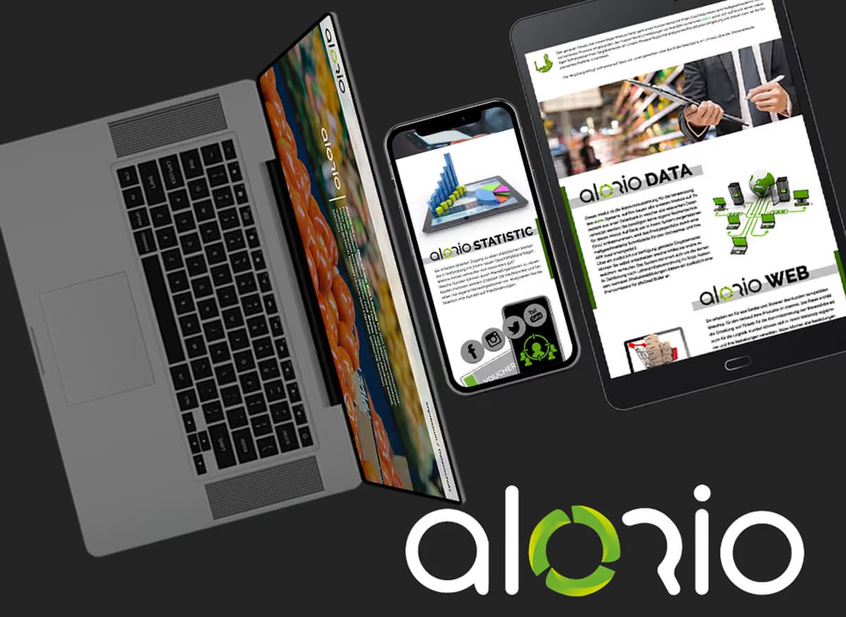 Notebook, Smartphone und Tablet auf anthrazitem Grund, alle drei mit der Alorio-Anwendung; unten rechts das Wortmarkenlogo „alorio“ in Grün.