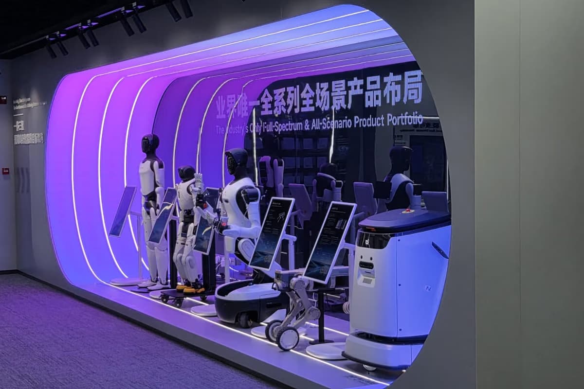 Eine violett beleuchtete Nische mit mehreren humanoiden Robotern und Fahreinheiten, an der Wand eine Übersicht der Baureihen in chinesischer und englischer Schrift.