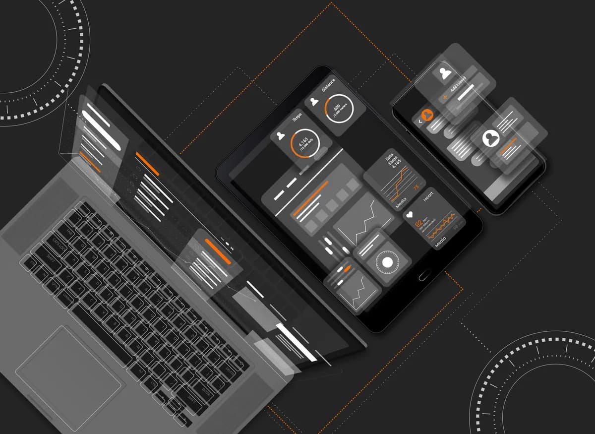 Notebook, Tablet und Smartphone von oben auf dunklem Grund, darüber schwebend Entwürfe von Bedienoberflächen mit orangen Akzenten.